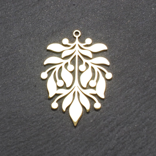 Goldfarbener Metallanhänger mit glänzender Oberfläche, durchbrochenes Zweig- und Beerenmotiv mit stilisierten Blättern und runder Öse oben.