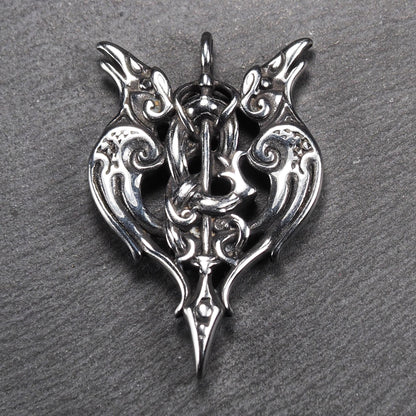 Anhänger aus poliertem silberfarbenem Edelstahl, zweiköpfiges, spitz zulaufendes Rabenschwert Ornament mit Relief, Durchbrüchen und sichtbarer Öse.