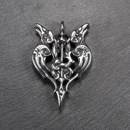 Anhänger aus poliertem silberfarbenem Edelstahl, zweiköpfiges, spitz zulaufendes Rabenschwert Ornament mit Relief, Durchbrüchen und sichtbarer Öse.