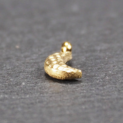 Halbmond-Anhänger, goldfarben und glänzend, reliefartige gehämmerte Textur, organisch geschwungene Mondsichelform mit kleiner Öse oben.