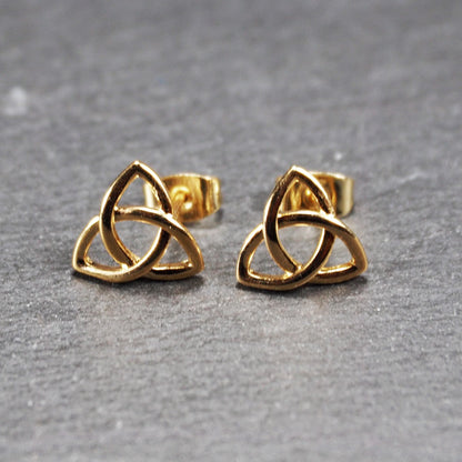 Paar goldfarbener Ohrstecker mit offen gearbeitetem Triquetra-Knoten, glänzende Oberfläche und sichtbaren Schmetterlingsverschlüssen.