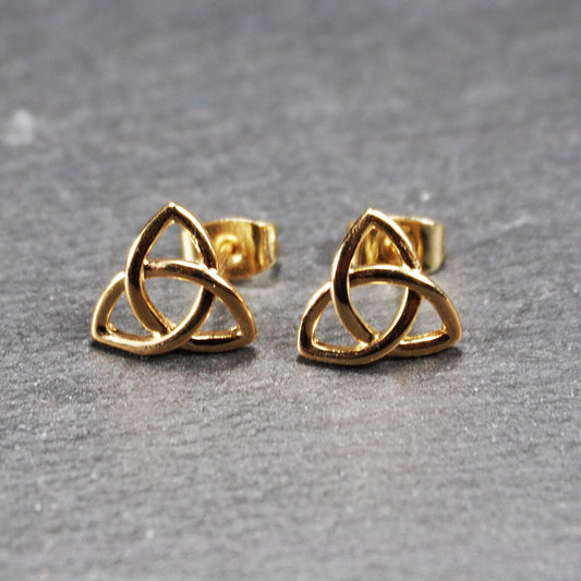 Paar goldfarbener Ohrstecker mit offen gearbeitetem Triquetra-Knoten, glänzende Oberfläche und sichtbaren Schmetterlingsverschlüssen.