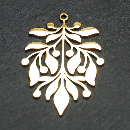 Goldfarbener Metallanhänger mit glänzender Oberfläche, durchbrochenes Zweig- und Beerenmotiv mit stilisierten Blättern und runder Öse oben.