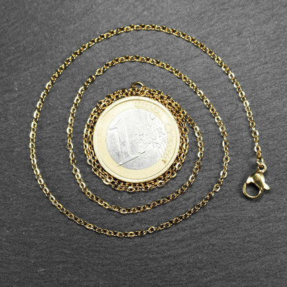 Feine goldfarbene Ankerkette mit glänzender Oberfläche, filigranen ovalen Gliedern in Spiralform und sichtbarem Karabinerverschluss.