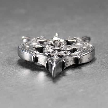 Anhänger aus poliertem silberfarbenem Edelstahl, zweiköpfiges, spitz zulaufendes Rabenschwert Ornament mit Relief, Durchbrüchen und sichtbarer Öse.