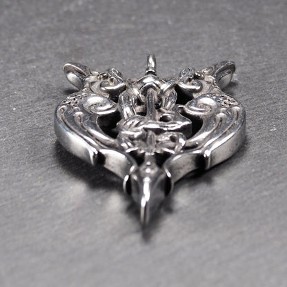 Anhänger aus poliertem silberfarbenem Edelstahl, zweiköpfiges, spitz zulaufendes Rabenschwert Ornament mit Relief, Durchbrüchen und sichtbarer Öse.
