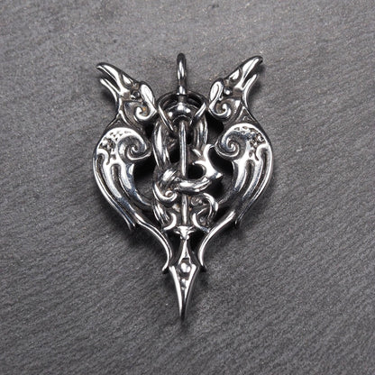 Anhänger aus poliertem silberfarbenem Edelstahl, zweiköpfiges, spitz zulaufendes Rabenschwert Ornament mit Relief, Durchbrüchen und sichtbarer Öse.