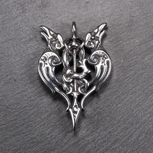 Anhänger aus poliertem silberfarbenem Edelstahl, zweiköpfiges, spitz zulaufendes Rabenschwert Ornament mit Relief, Durchbrüchen und sichtbarer Öse.