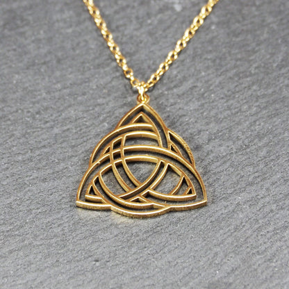 Vergoldeter Anhänger in offener Triquetra-Knotenform mit filigranen Durchbrüchen, an dünner goldfarbener Kette und sichtbarer Öse.