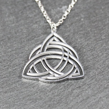 Anhänger, silberfarben glänzend; dreieckige, offene Triquetra-Knotenform mit filigraner Durchbruchstruktur und sichtbarer Öse an feiner Gliederkette.