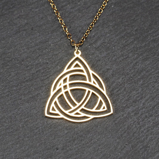 Vergoldeter Anhänger in offener Triquetra-Knotenform mit filigranen Durchbrüchen, an dünner goldfarbener Kette und sichtbarer Öse.
