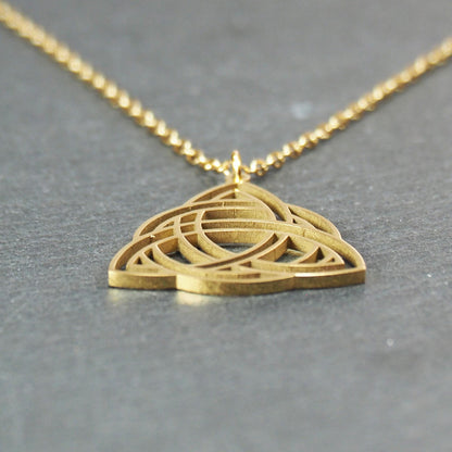 Vergoldeter Anhänger in offener Triquetra-Knotenform mit filigranen Durchbrüchen, an dünner goldfarbener Kette und sichtbarer Öse.