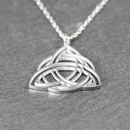 Anhänger, silberfarben glänzend; dreieckige, offene Triquetra-Knotenform mit filigraner Durchbruchstruktur und sichtbarer Öse an feiner Gliederkette.