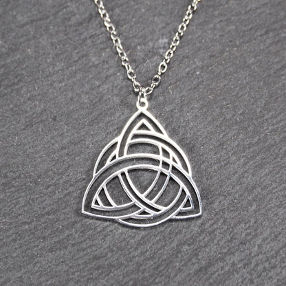 Anhänger, silberfarben glänzend; dreieckige, offene Triquetra-Knotenform mit filigraner Durchbruchstruktur und sichtbarer Öse an feiner Gliederkette.