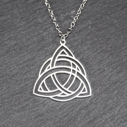 Anhänger, silberfarben glänzend; dreieckige, offene Triquetra-Knotenform mit filigraner Durchbruchstruktur und sichtbarer Öse an feiner Gliederkette.