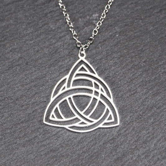 Anhänger, silberfarben glänzend; dreieckige, offene Triquetra-Knotenform mit filigraner Durchbruchstruktur und sichtbarer Öse an feiner Gliederkette.