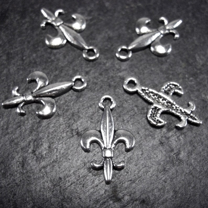 5 Anhänger Lilie, Bourbonische Lilie, Fleur de Lis, antik silberfarben, 10077
