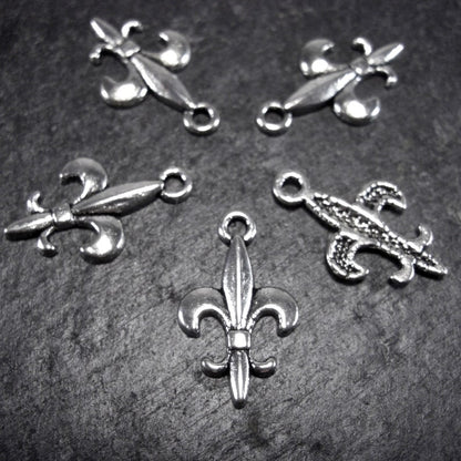 5 Anhänger Lilie, Bourbonische Lilie, Fleur de Lis, antik silberfarben, 10077