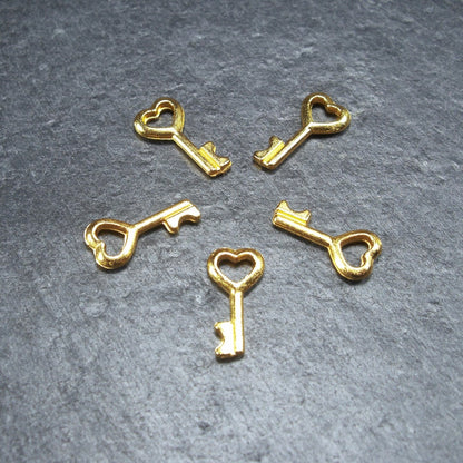 10 kleine Anhänger Schlüssel mit Herz, goldfarben, 10028
