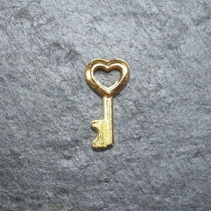 10 kleine Anhänger Schlüssel mit Herz, goldfarben, 10028