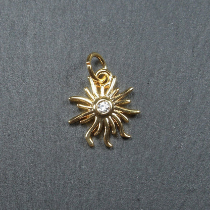 Süßer Anhänger Sonne mit Zirkonia, Messing 24 Karat vergoldet, 10503