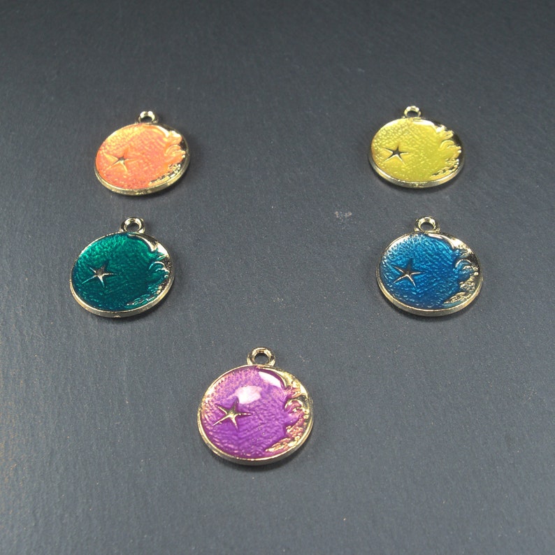 Anhänger Mond und Sterne, Emaille, goldfarben, 10532