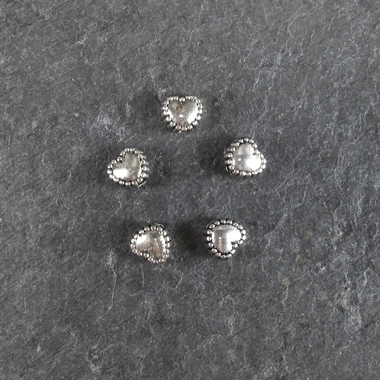5 kleine Perlen Herz mit Perlrand, antik silberfarben, 10239
