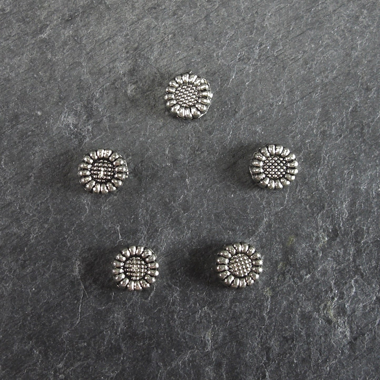 10 kleine Sonnenblumen Perlen, antik silberfarben, 10245