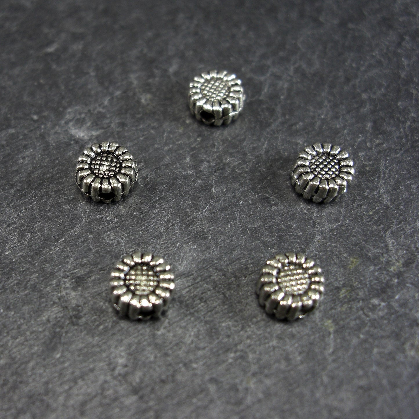 10 kleine Sonnenblumen Perlen, antik silberfarben, 10245