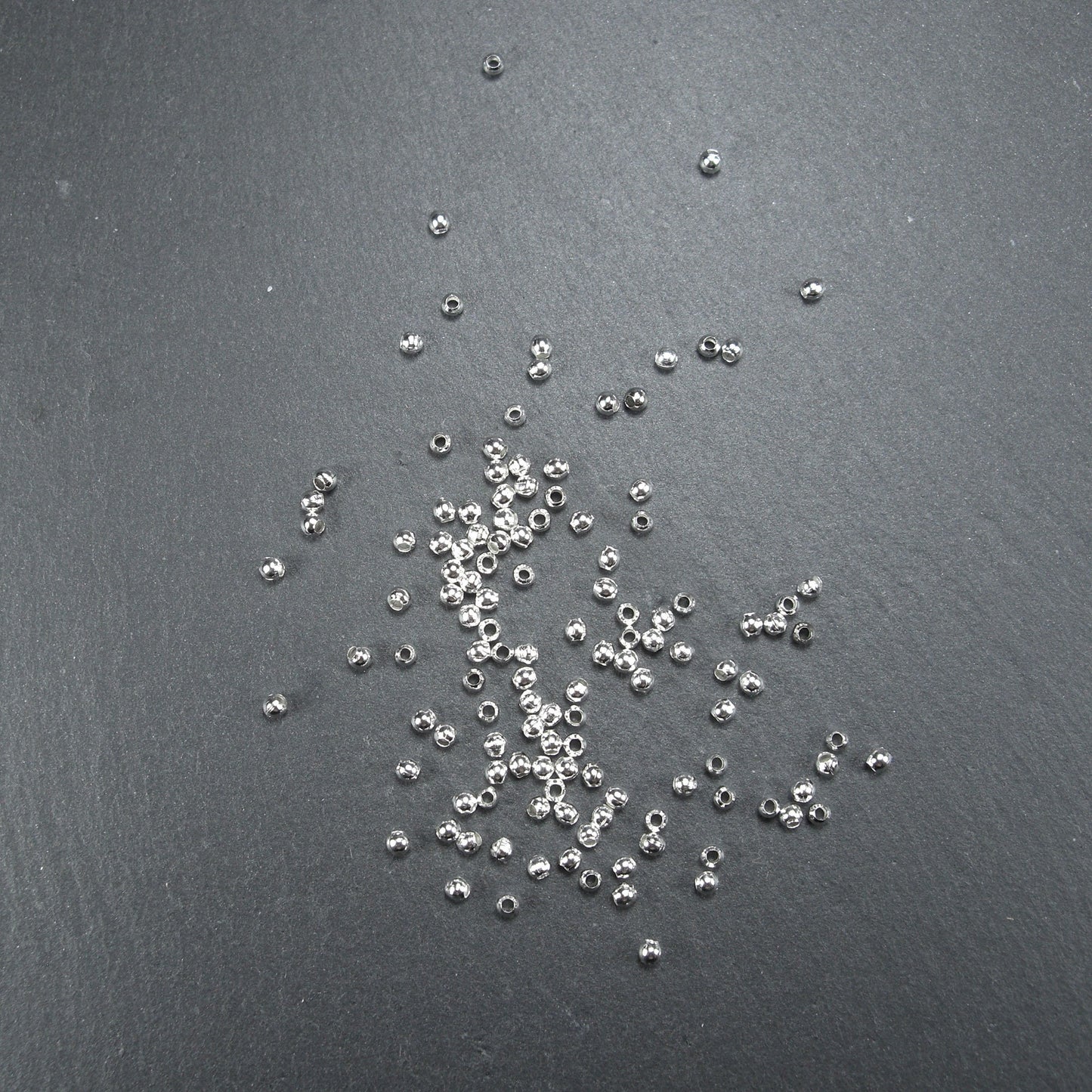 50 kleine Perlen 2mm, silberfarben, 10230