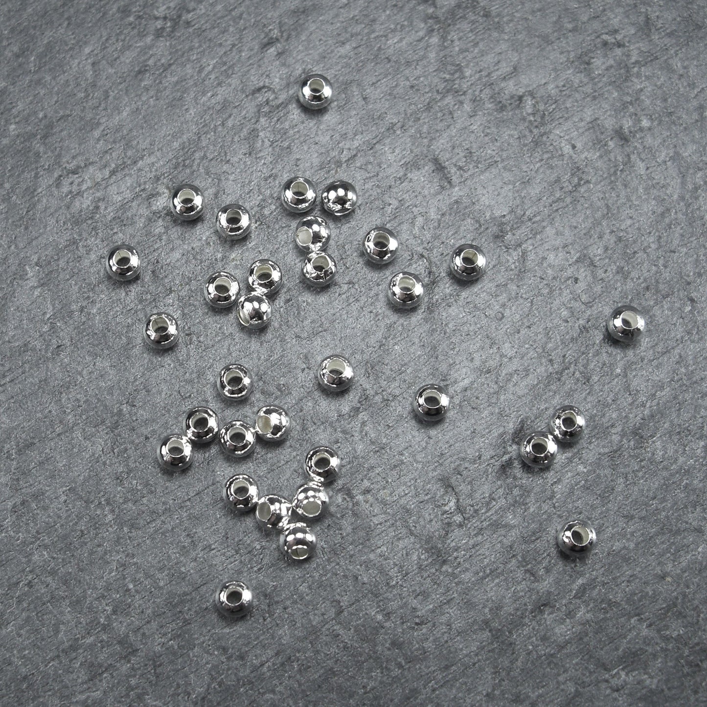 50 kleine Perlen 3mm, silberfarben, 10225