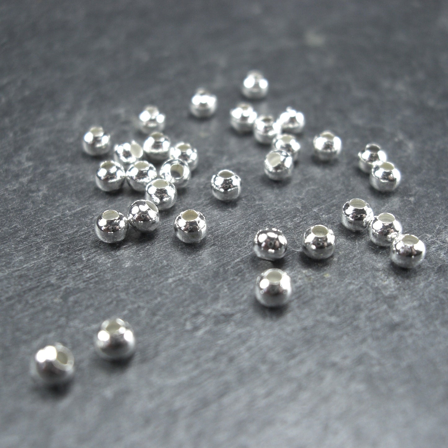 50 kleine Perlen 3mm, silberfarben, 10225