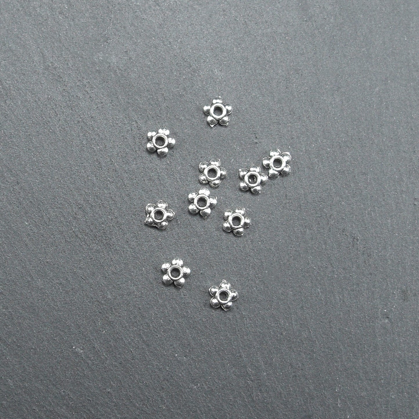 20 Spacer Perlen 4,5 mm, Blüten, silberfarben, 10216