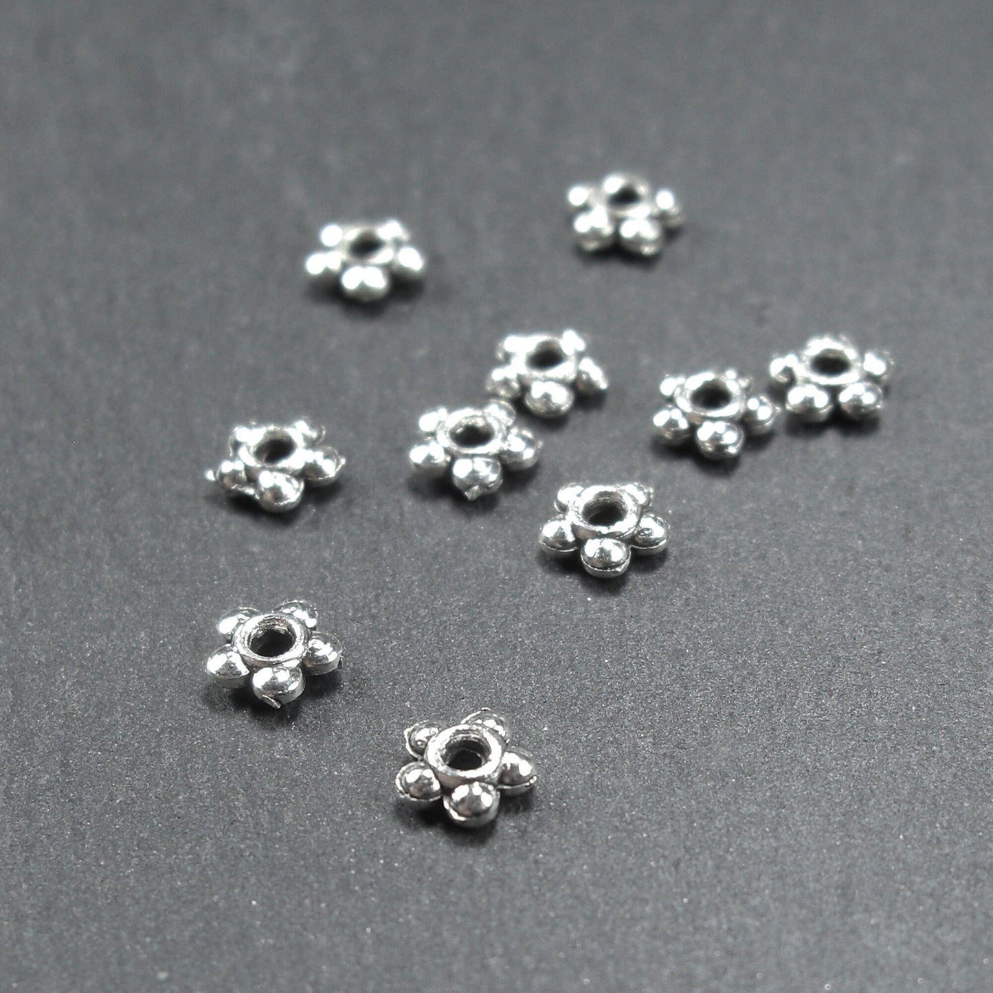 20 Spacer Perlen 4,5 mm, Blüten, silberfarben, 10216