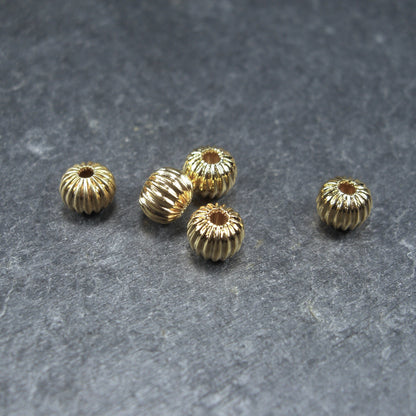 5 kleine Perlen 6mm, geriffelt, Gold, Kürbis, 10390