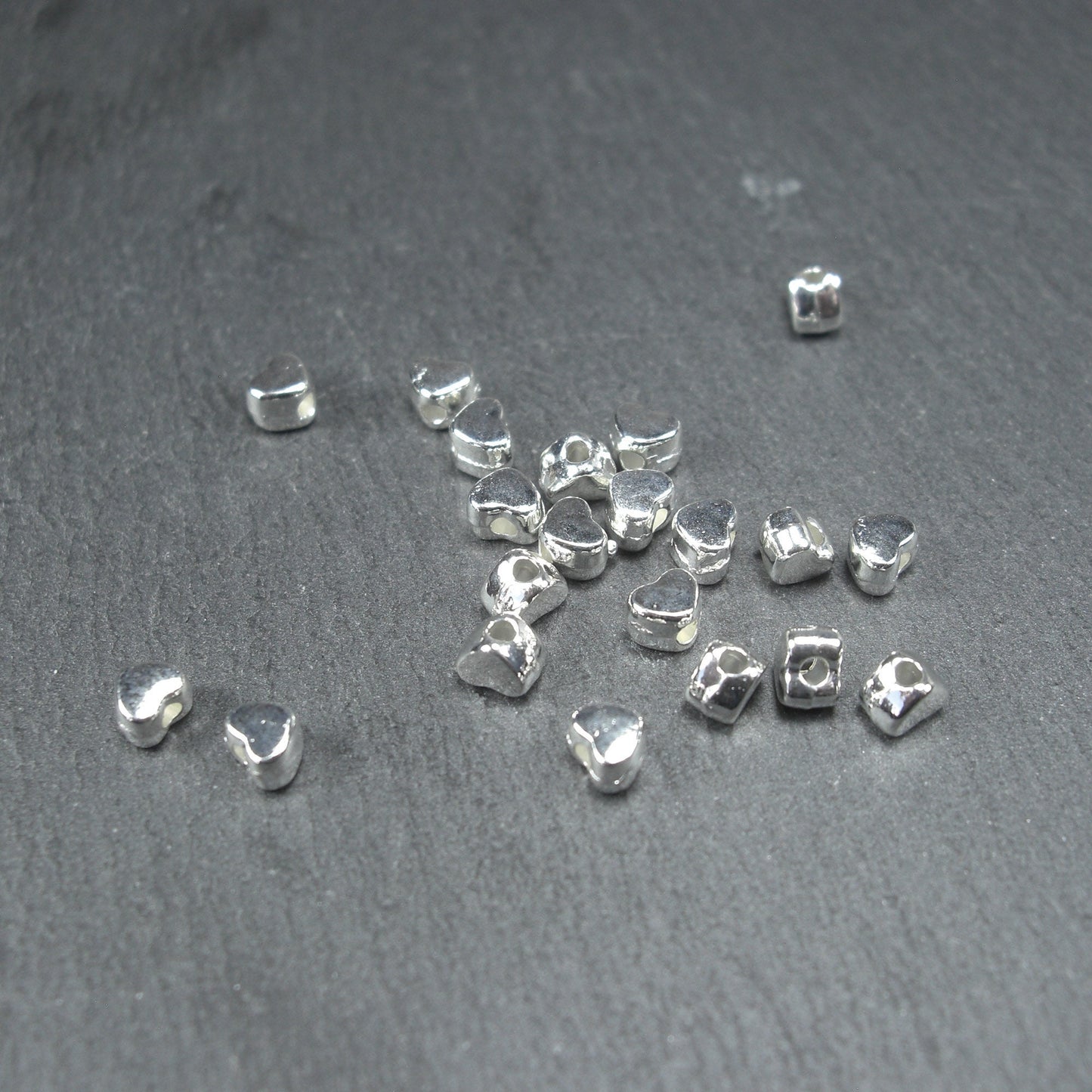 50 mini Perlen Herz, antik silberfarben, 10416