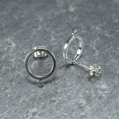 1 Paar Ohrstecker für Anhänger, Kreis, Messing, versilbert, Brisuren, 10438