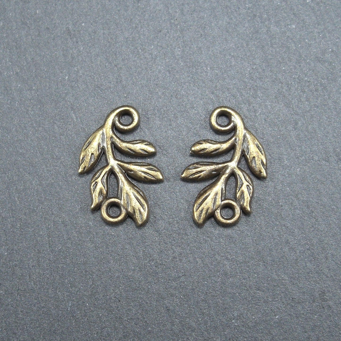 2 Blätter Verbinder, Zweige, Anhänger, antik bronze, 10434