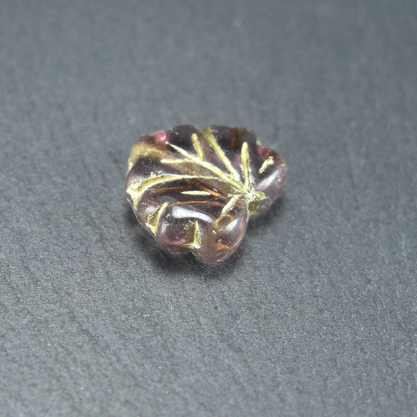 2 Böhmische Glasperlen, Blatt, violett gold, 10482