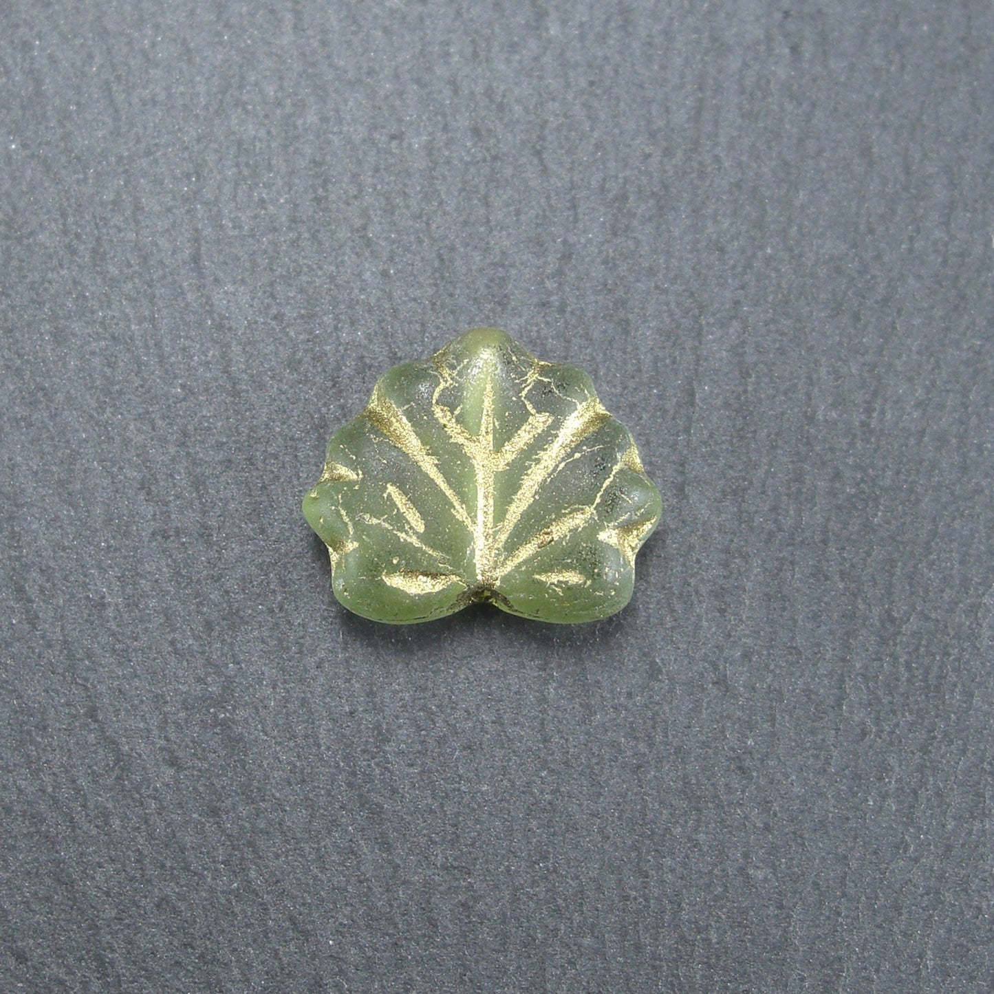 2 Böhmische Glasperlen, Blatt, oliv grün gold, 10483
