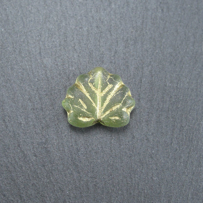 2 Böhmische Glasperlen, Blatt, oliv grün gold, 10483