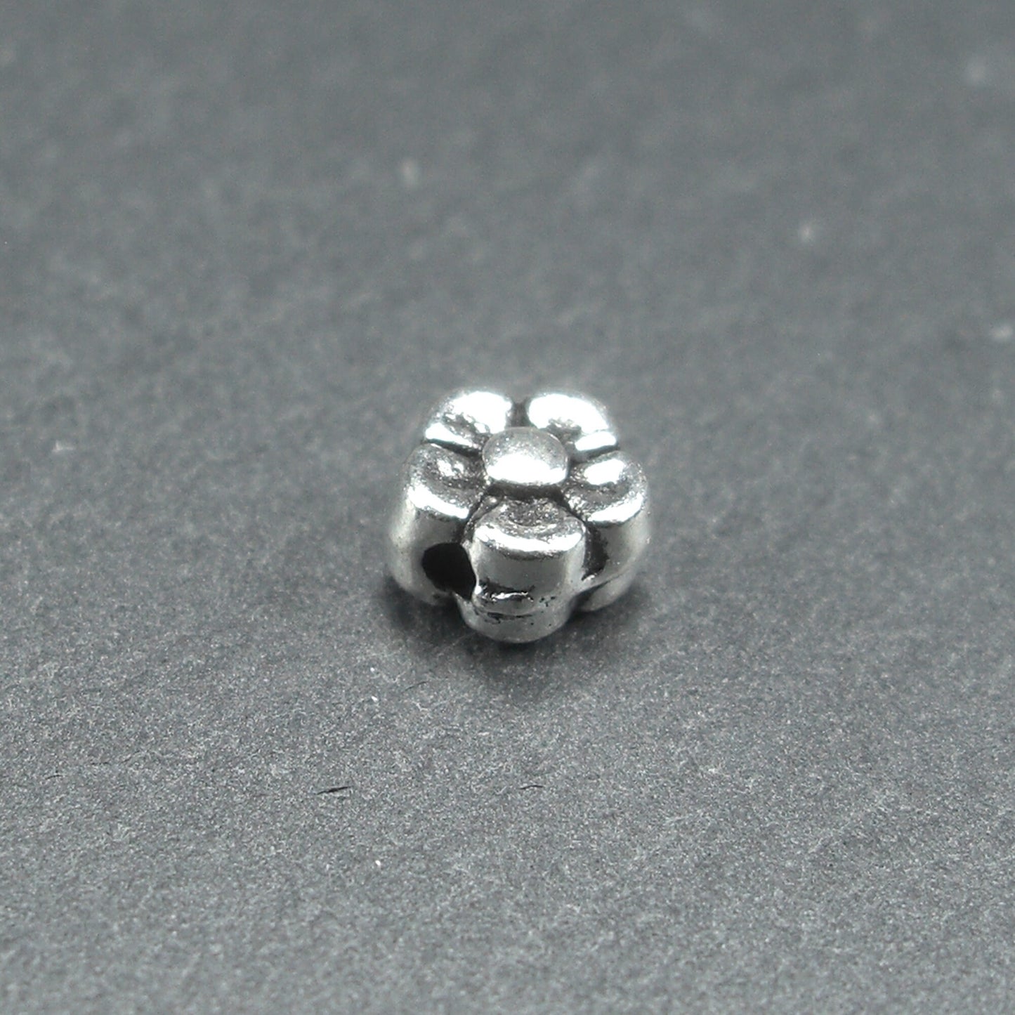10 kleine Blumen Perlen, antik silberfarben, 10471
