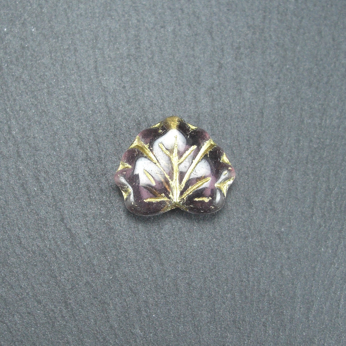 2 Böhmische Glasperlen, Blatt, violett gold, 10482