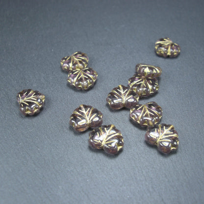 2 Böhmische Glasperlen, Blatt, violett gold, 10482