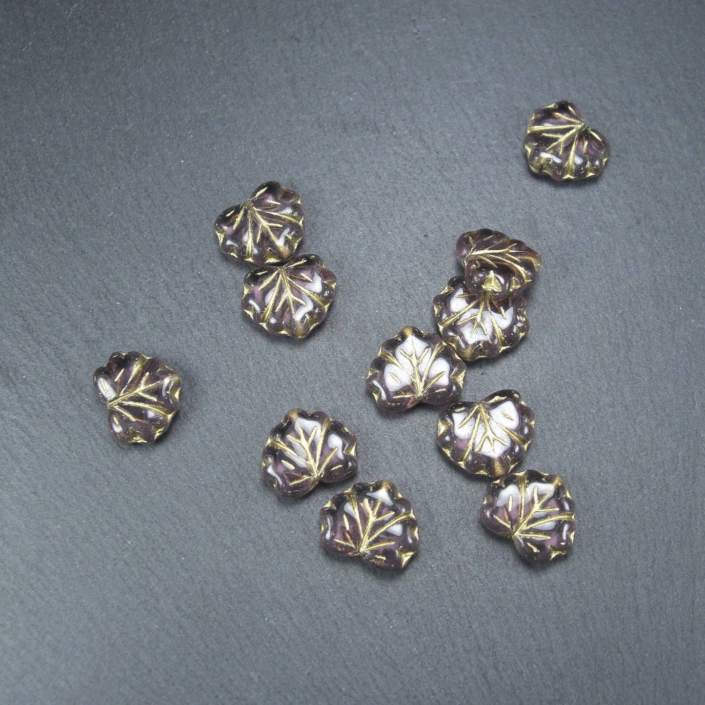2 Böhmische Glasperlen, Blatt, violett gold, 10482