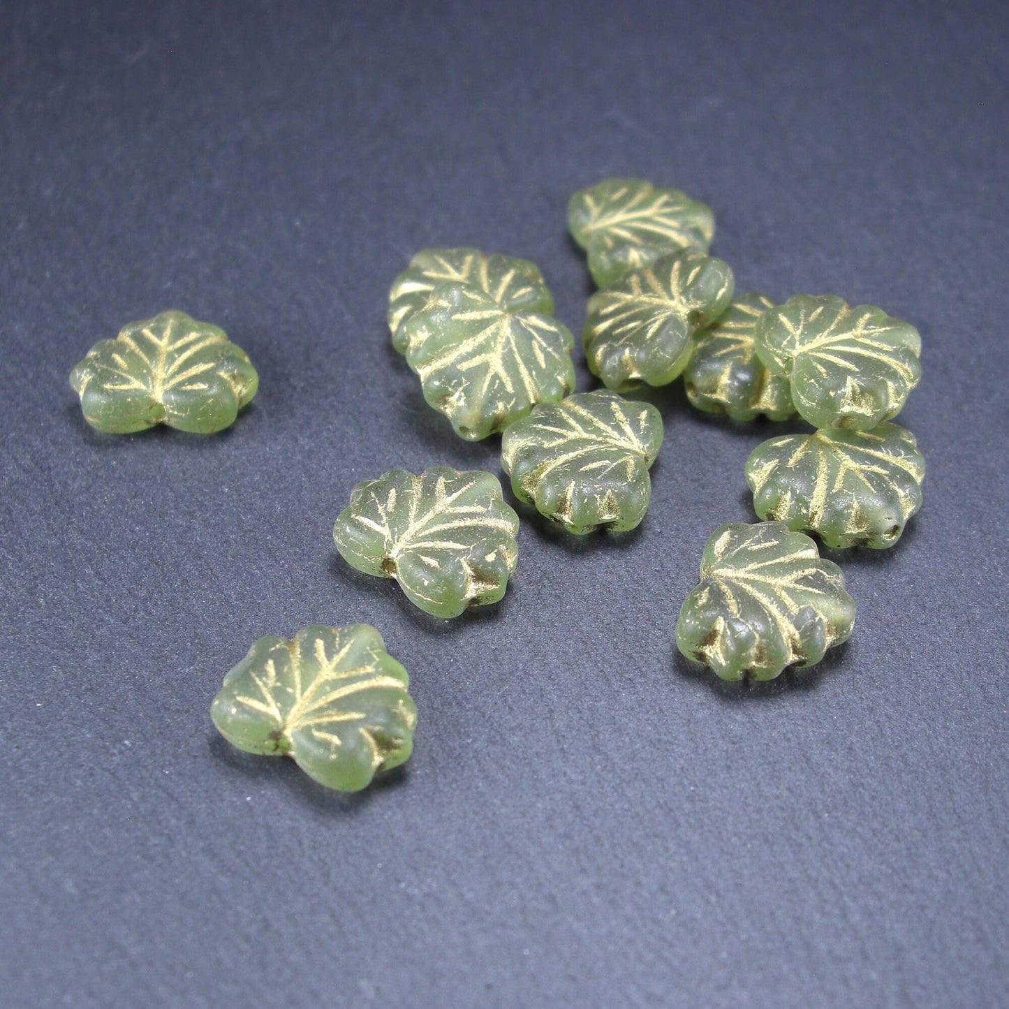 2 Böhmische Glasperlen, Blatt, oliv grün gold, 10483