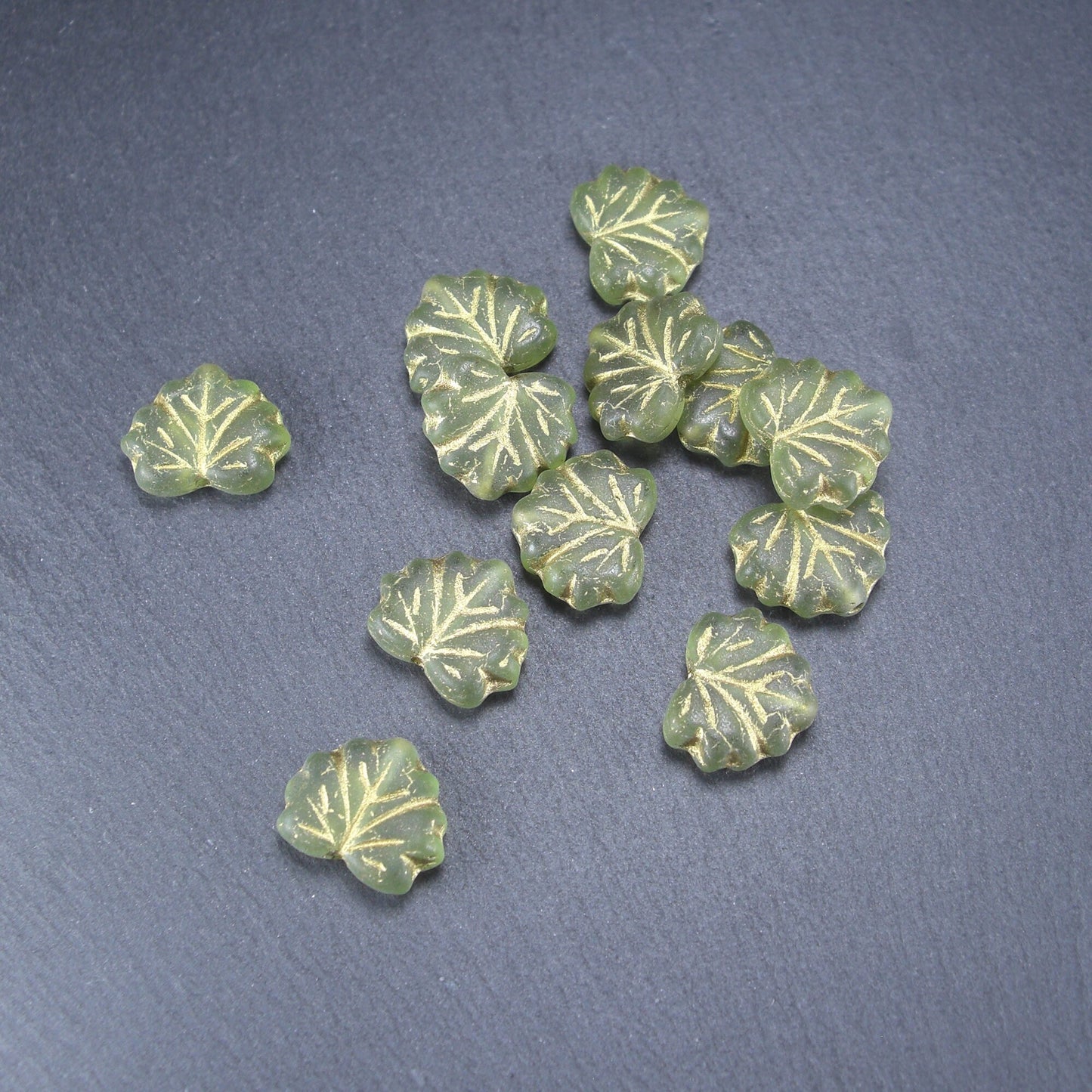 2 Böhmische Glasperlen, Blatt, oliv grün gold, 10483