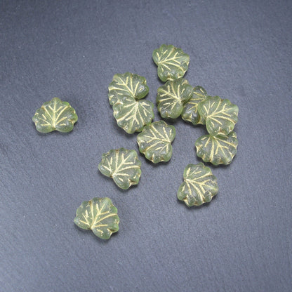 2 Böhmische Glasperlen, Blatt, oliv grün gold, 10483