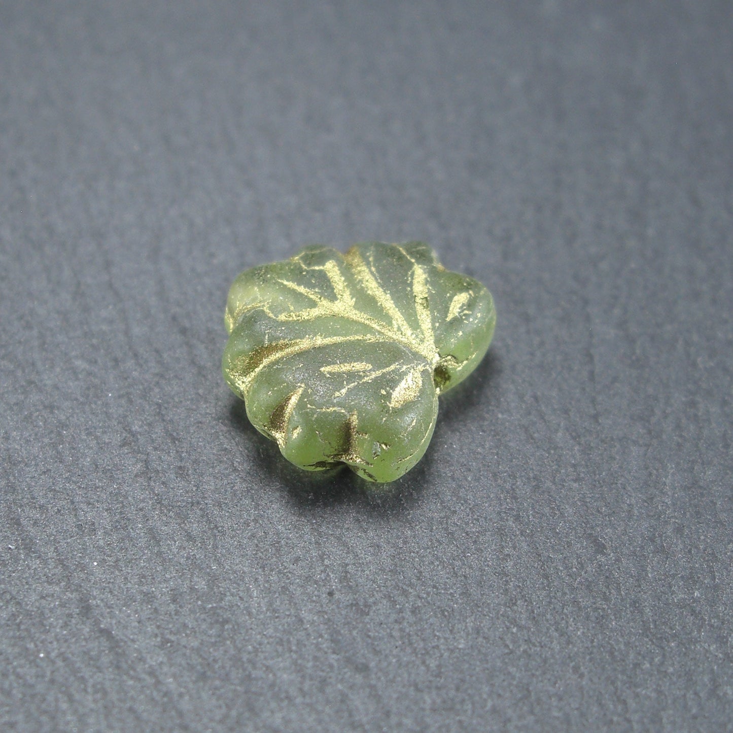 2 Böhmische Glasperlen, Blatt, oliv grün gold, 10483
