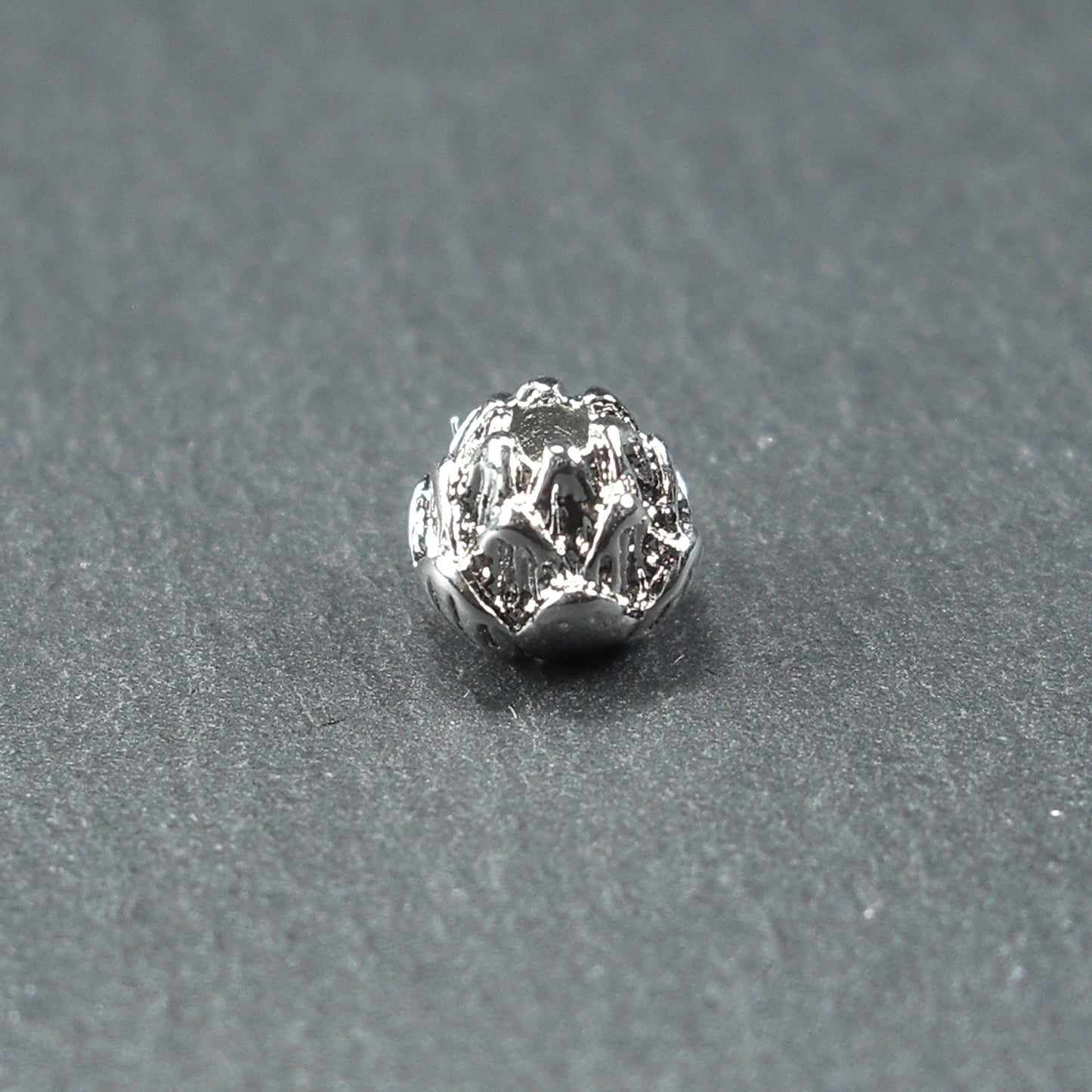 1 zauberhafte Lotos Perle, 6 x 5 mm, silberfarben, 10603